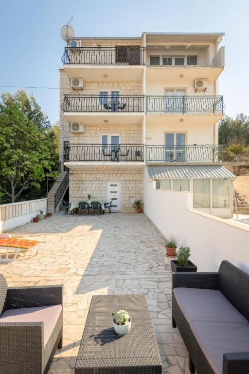 Ferienwohnung In Arbanija Mit Meerblick, Balkon, Klimaanlage, W-Lan 5137-1 Trogir Exterior photo